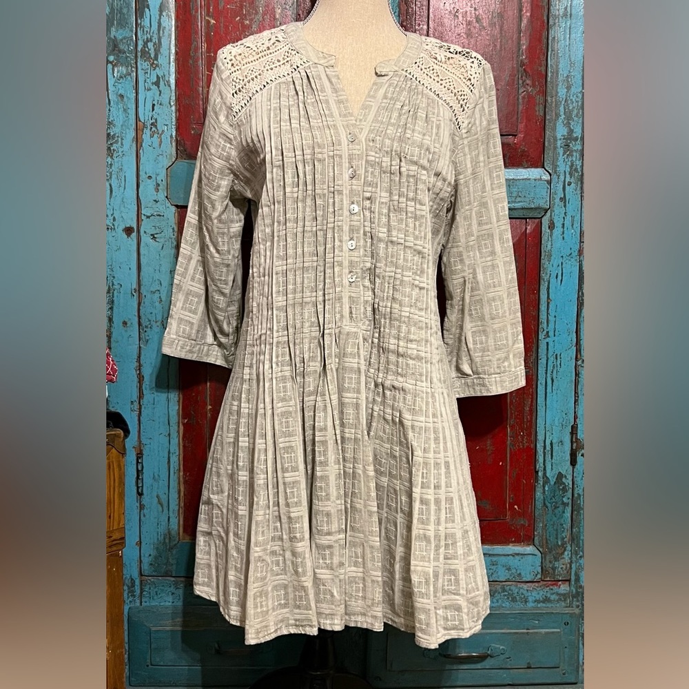 🩶EUC Beautifully Detailed MiiLLa Med Gray Top